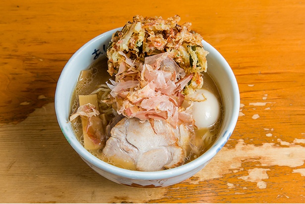 ダントツ人気の｢阿闍梨一番だし｣(950円)。魚介風味のスープで、大きなかき揚げに驚く