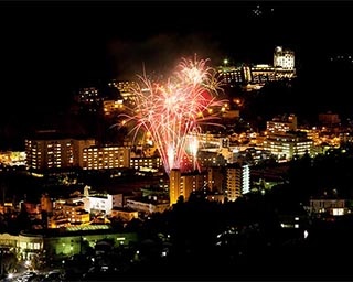 毎回異なるテーマで花火が打ち上がる！岐阜県・下呂温泉「花火物語」