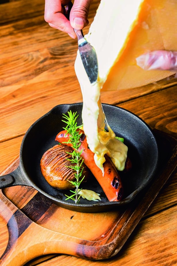 画像1 6 豪勢な盛り付けの肉に 熱々チーズがたっぷり 自慢のラクレットが楽しめる Cheese Cheers Cafe 三宮 ウォーカープラス