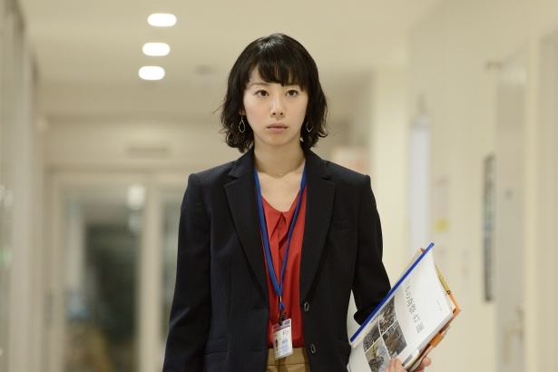 【写真を見る】夏帆が不倫騒ぎで週刊誌に叩かれ左遷される女子アナ役を熱演!