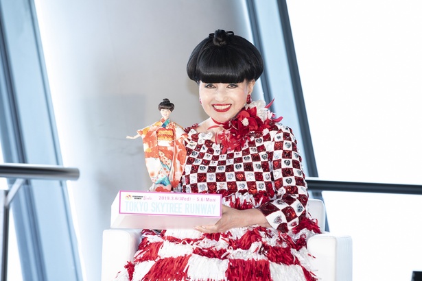 バービーデビュー60周年を記念したイベント「Barbie loves TOKYO SKYTREE RUNWAY」に登場した黒柳徹子