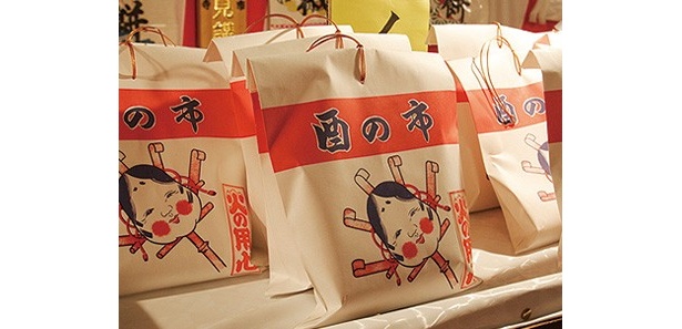 浅草の「酉の市」では約700店もの夜店が立ち並び、伝統的な縁起物グルメも登場