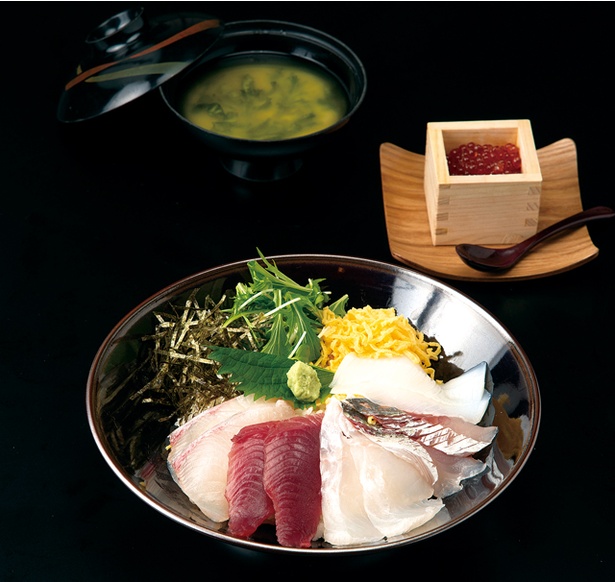【写真を見る】長崎伊王島 島風の湯 / 長崎の海の幸をシンプルに食す。写真は「”鱒いくら”の海鮮丼」(2580円、味噌汁付き)