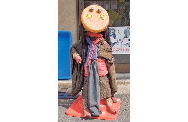 「山田フライ専門店」にいる「揚げ物の妖怪」。ちなみに顔はコロッケがモチーフ