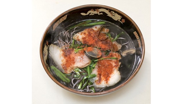 「お食事処いのうえ」では、「妖怪ラーメン」（750円）がオススメ。竹炭入りの黒スープだ