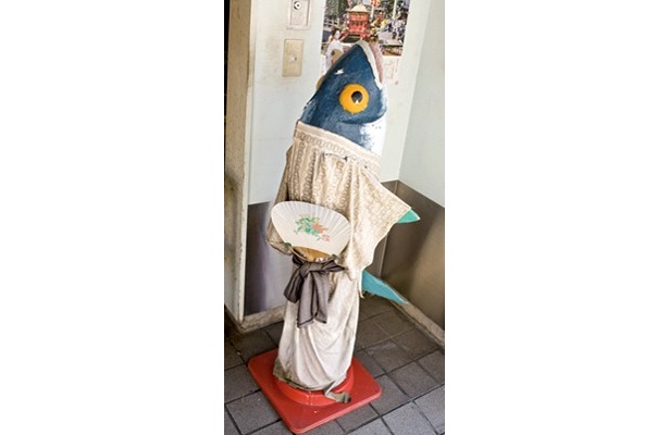 「竹内鮮魚店」にいる着物姿の「魚の妖怪」。なぜか「妖怪ストリート」の妖怪たちは着物姿が多い