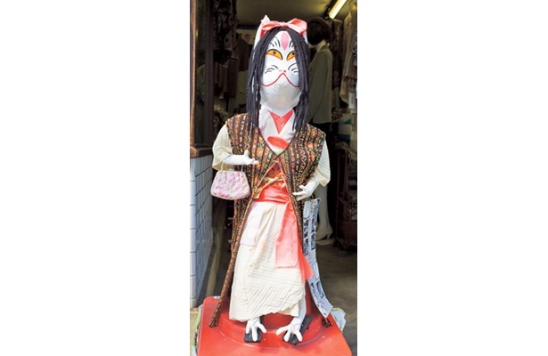 「桐山洋品店」で会える「狐子（ココ）ちゃん」。キツネの妖怪で、季節ごとに衣替えをするオシャレさん