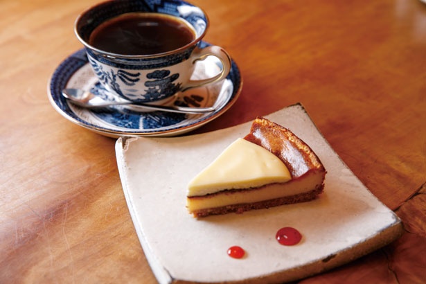 「自家焙煎のコーヒーと三層のチーズケーキのセット」(800円) / 珈琲ボタン(愛知県犬山市)