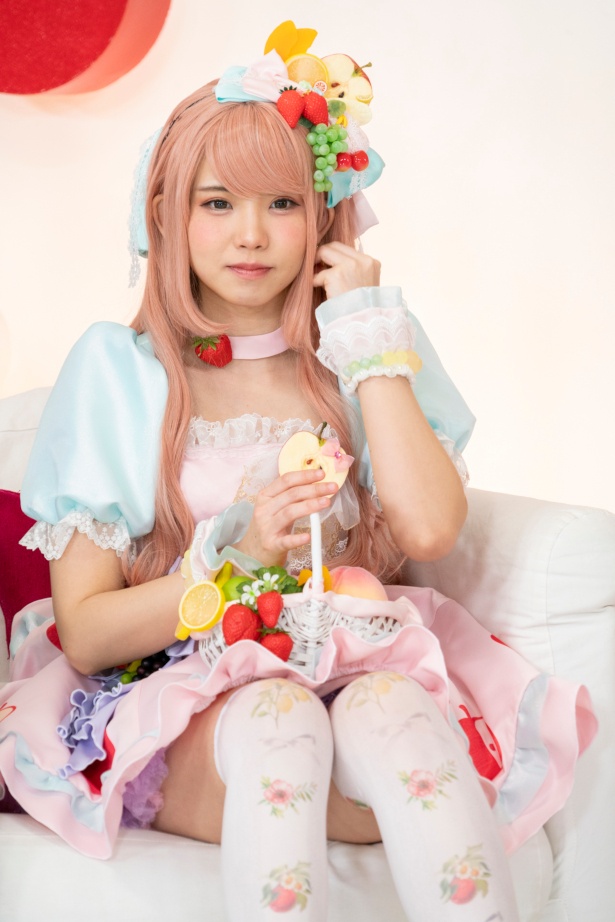 コスプレイヤー・えなこはかわいらしいフルーツの衣装で登場
