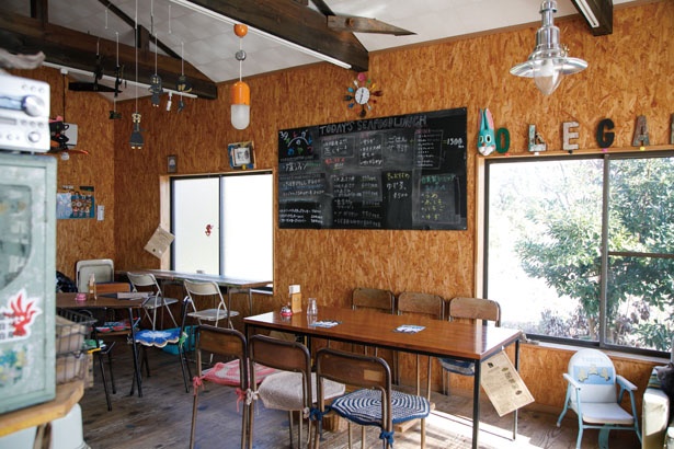 ポップな装飾が施された、かわいらしい店内 / Café OLEGALE