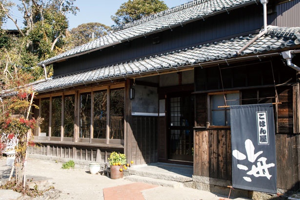 風情溢れる、レトロな外観 / ごはん屋 海