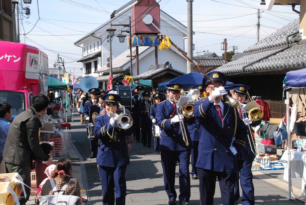 【写真を見る】須坂市消防団音楽隊によるパレード演奏も