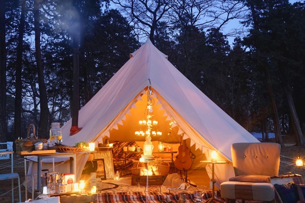 『グランピング』とはグラマラス(Glamorous)×キャンピング(Camping)の造語で、ラグジュラリーなアウトドア体験のことを表す