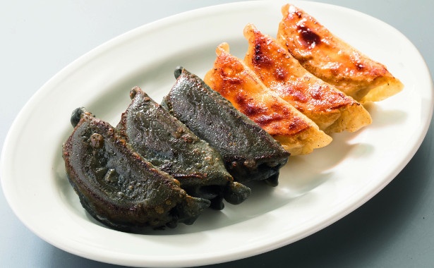 「粗挽き肉の黒餃子＆本格焼餃子(各3コ)」(348円)