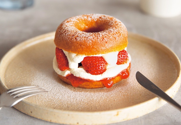 【写真を見る】新食感のドーナツショートケーキ、ドーナツメルト いちご(価格未定)/koe donuts