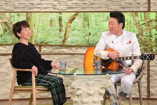 【写真を見る】みやぞんの魅力に、阿川佐和子も興味津々!