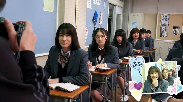 【写真を見る】「スペシャルメイキング&朝礼体操 教えて甲斐先生!」では、エンドロールに登場するアルバムの撮影風景なども見ることができる