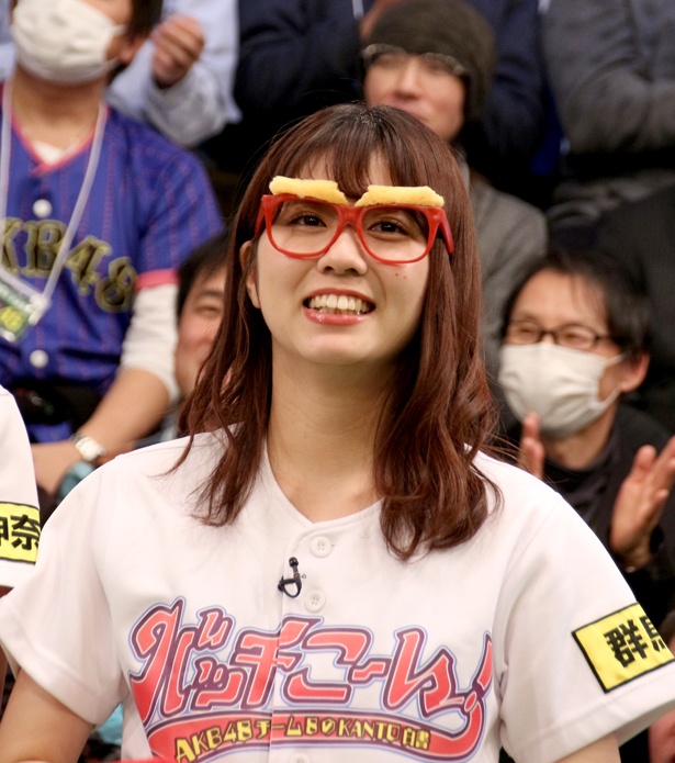 メンバーは一斉に眼鏡に手を伸ばしたが、オモシロ眼鏡は自然と清水麻璃亜の元へ