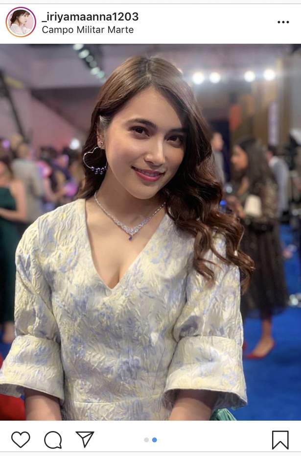 【写真を見る】アクセサリーを身に付け、胸元の谷間がのぞくドレスを身にまとった大人の装いで授賞式に出席した入山杏奈