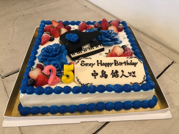 【写真を見る】“心のケンティーローズ”青いバラが散りばめられたスペシャルケーキ