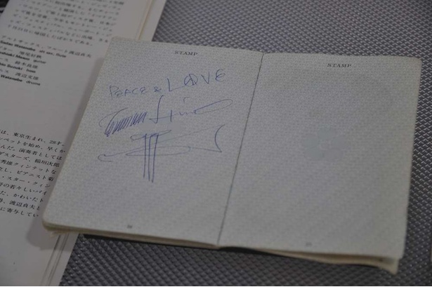 白井館長が、EXPOホールで演奏した日野皓正のサイン。このとき、ピースサインの意味を教えてくれたそう