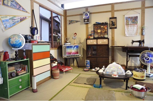 展示室内に再現された昭和の住居のセットも要チェック。テレビやちゃぶ台など、懐かしい昭和の風景が広がる