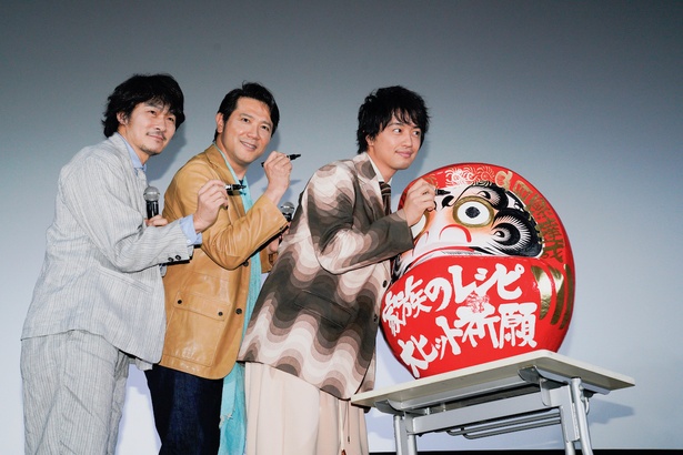 【写真を見る】3人はロケ地である高崎のだるまに目を入れ、映画のヒットを祈願!