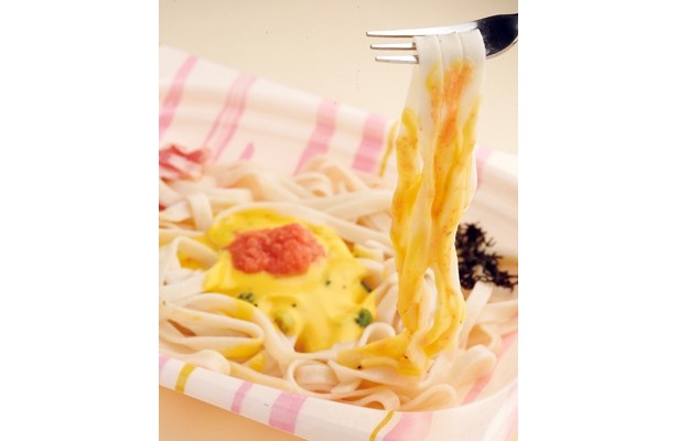 「サークルKサンクス」の「米粉パスタ 明太子カルボナーラ」(430円)。麺は国産米粉を使用した生パスタだ