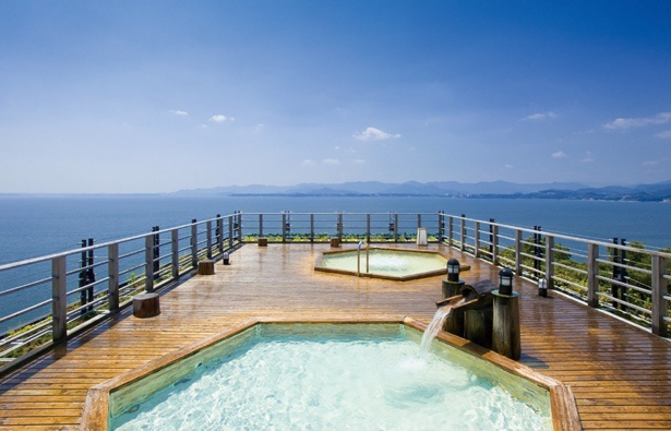 露天風呂からは、浜名湖を見渡す絶景が目の前に /「舘山寺サゴーロイヤルホテル」