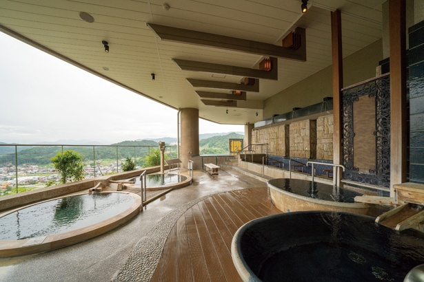 壺風呂などからも北アルプスの壮大な風景を満喫できる /「ホテルアソシア高山リゾート」