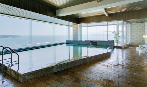 大浴場では、ガラス越しにパノラマ風景が広がる /「舘山寺サゴーロイヤルホテル」