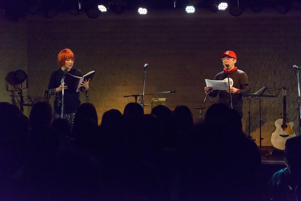 朗読劇の一幕。松本梨香(左)と伊藤健太郎(右)