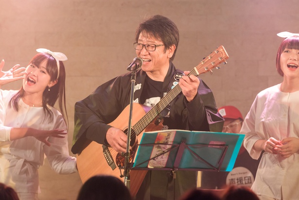井上和彦自身もギターを奏でながらライブに参加