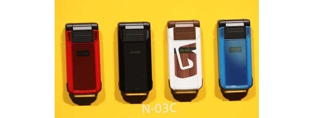 スポーツブランドとコラボした新機種
