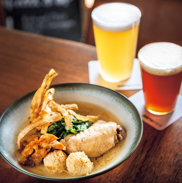 食べてほしいNo.1は写真手前の「鶏の煮込み ～白味噌風味～」(1200円)/Crafthouse Kyoto 七条高瀬川