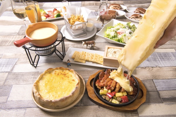 チーズと味噌を合わせた名古屋フォンデュや、スイス産のチーズを使ったラクレットなど、豊富なチーズメニューが自慢 /「Love ＆ Cheese!!」