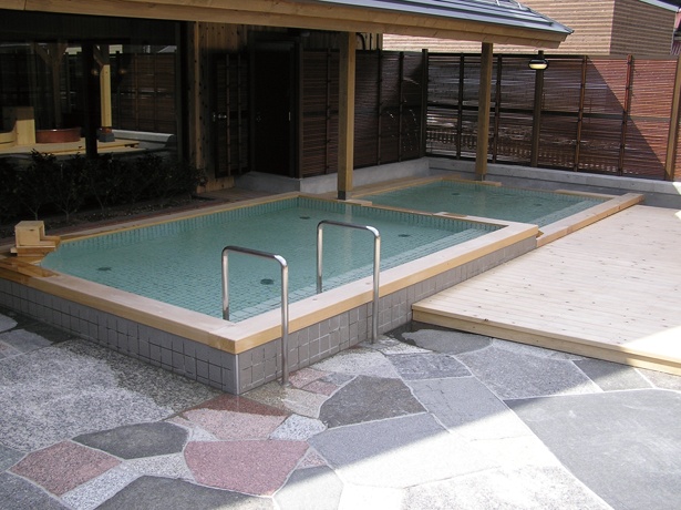 木曽五木の一つ、ヒノキを贅沢に使った露天風呂も。露天風呂はサワラを用いた桶風呂もある /「付知峡倉屋温泉 おんぽいの湯」