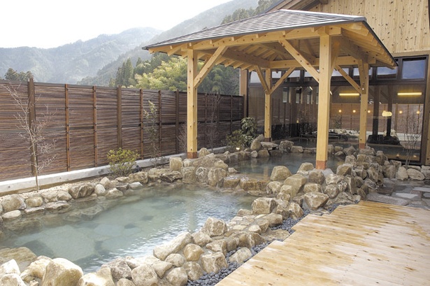 開放的な岩造りの露天風呂。森林浴を楽しみながら天然温泉を満喫できる /「付知峡倉屋温泉 おんぽいの湯」
