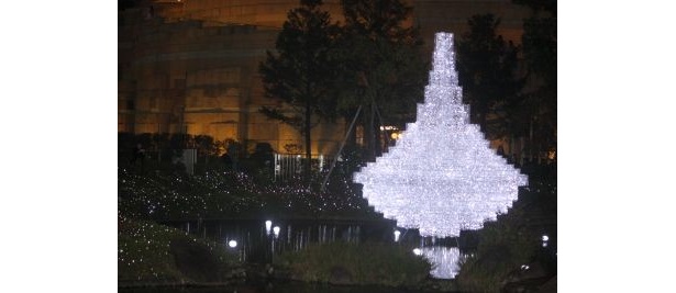 「毛利庭園」の水上には約3mの高さのシャンデリアが浮かぶ