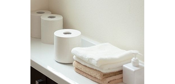 トイレ空間にすんなり馴染む“トイレットペーパー型”消臭器が発売