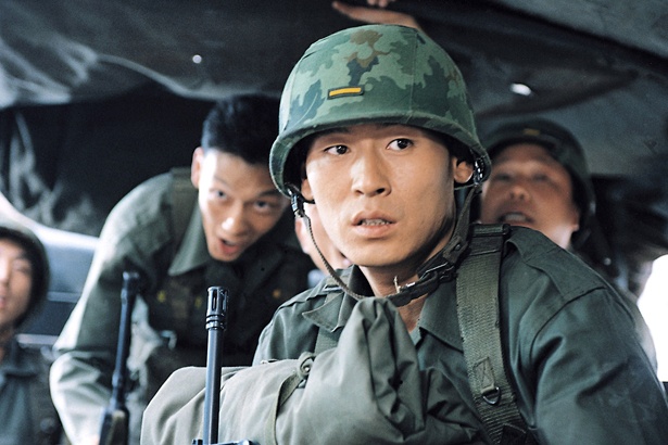 ある事件をきっかけに、ヨンホの心は壊れてしまい…(『ペパーミント・キャンディー』)