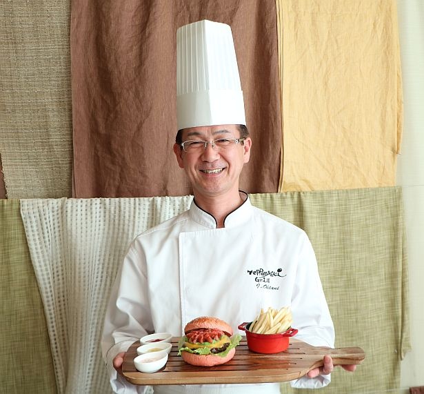 「バンズでピンクの色を出すのは難しかったんですよ」と大谷料理長