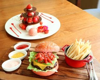衝撃の美味しさ！いちごのピンク色バーガーを食すべし