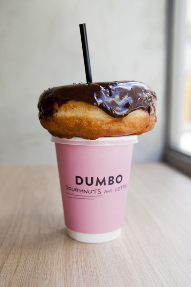 麻布十番に本店を構える、人気のドーナツ店｢DUMBO Doughnuts and Coffee アソビル店｣の｢ドーナツ｣と｢コーヒー｣(各300円)