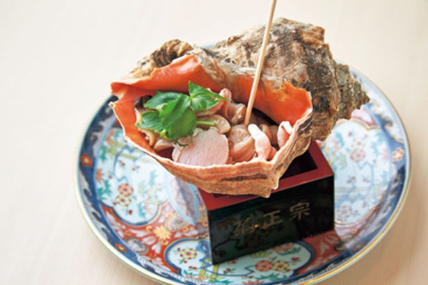 【写真を見る】アカニシガイに大アサリとシメジ、カツオダシを入れた弁天特製つぼ焼(972円)