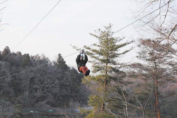 宮沢湖の上を渡るジップラインアドベンチャー