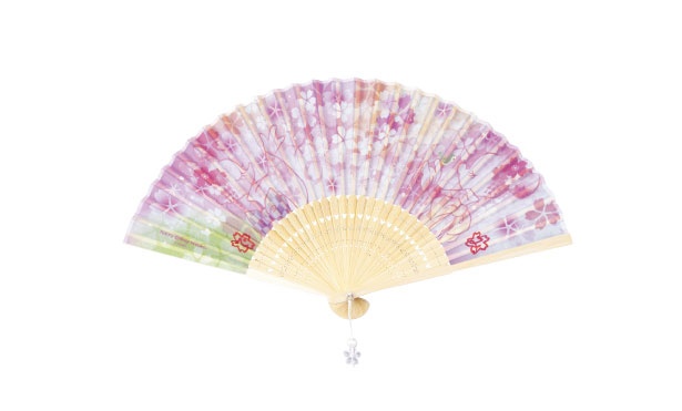 「せんす」(2200円)は、広げると桜が咲いたように華やか！持ち手に付いたチャームも桜の形をしている