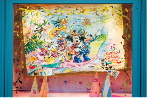グランドエンポーリアムのショーウィンドー。ミッキーマウスたちが未来の夢を目指す、グランドフィナーレの特大アートが展示