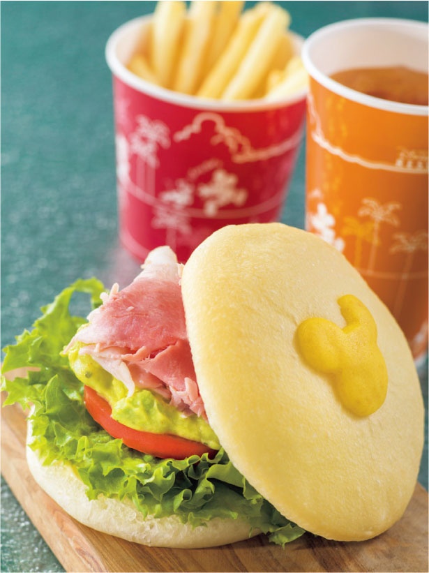 東京ディズニーシー「ニューヨーク・デリ」の「スペシャルセット」(1230円)。「ハムとアボカドのサンドイッチ」にポテトとソフトドリンクが付く