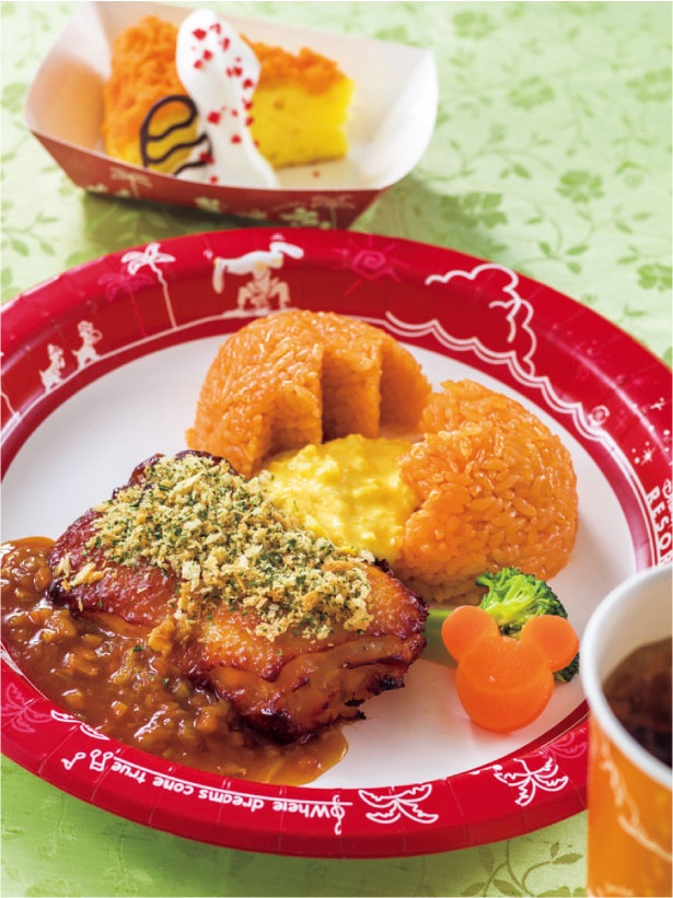東京ディズニーランド「グランマ・サラのキッチン」の「スペシャルセット」(1580円)は、割れたタマゴ形のケチャップライスやチキンがワンプレートに